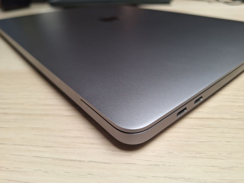 MacBook Pro 16 (2019)64729595504643124