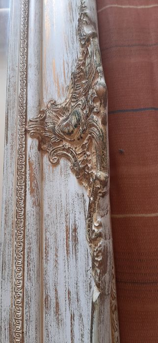 Espelho com moldura em madeira
