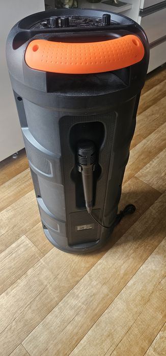 Sprzedam głośnik 3 razy używany stan bardzo dobry.