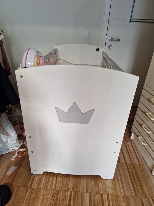 Berço branco com coroa em cinza