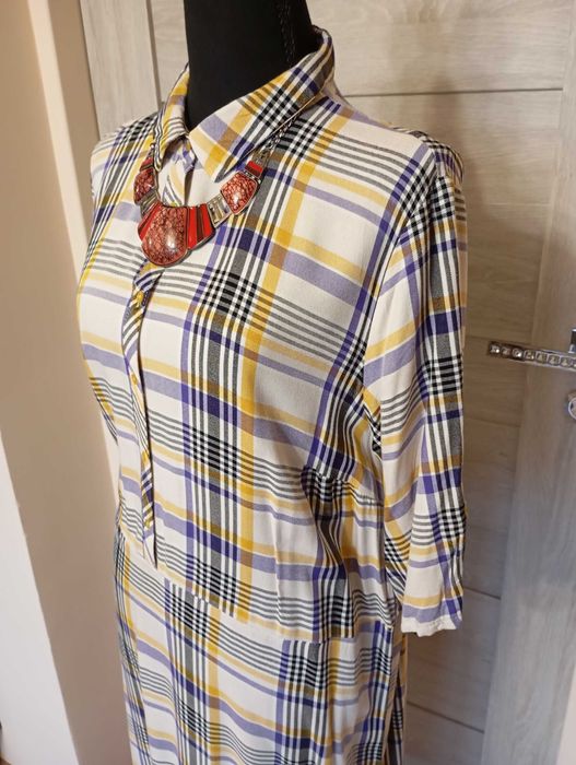 Sukienka w kolorowe paski