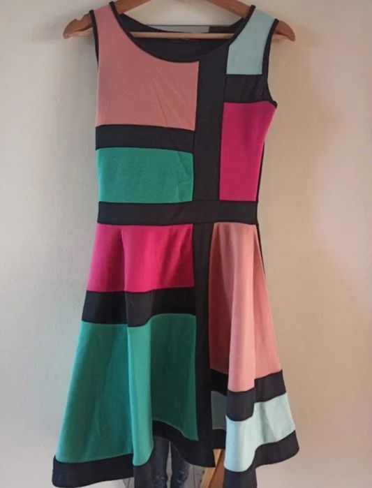 Elegancka, kolorowa sukienka w prostokąty