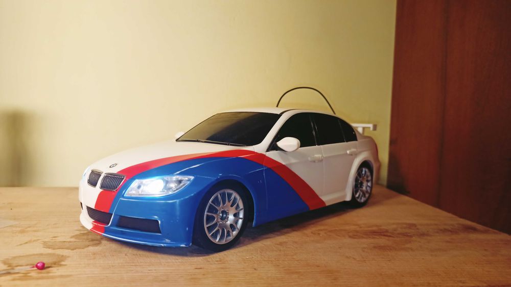 Радіокероване БМВ з пропорційним рухом вперед та назад 1/18-1/16