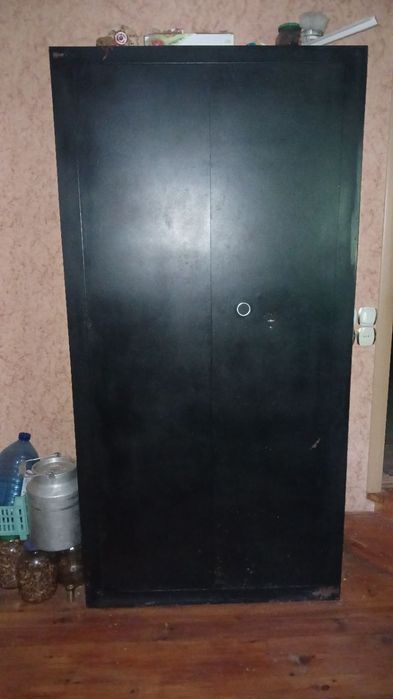 Сейф металевий великий