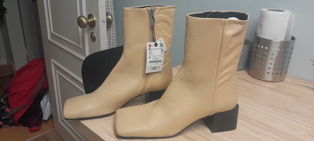 Vendo este par de botas da nova coleção, novas em folha a estrear.