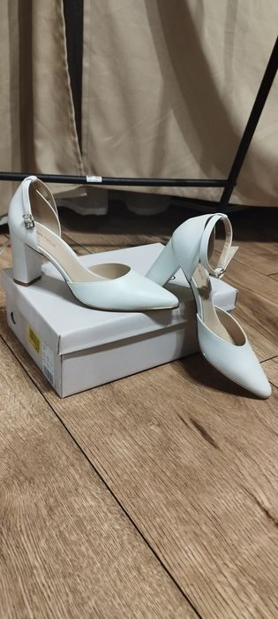 Białe buty ślubne