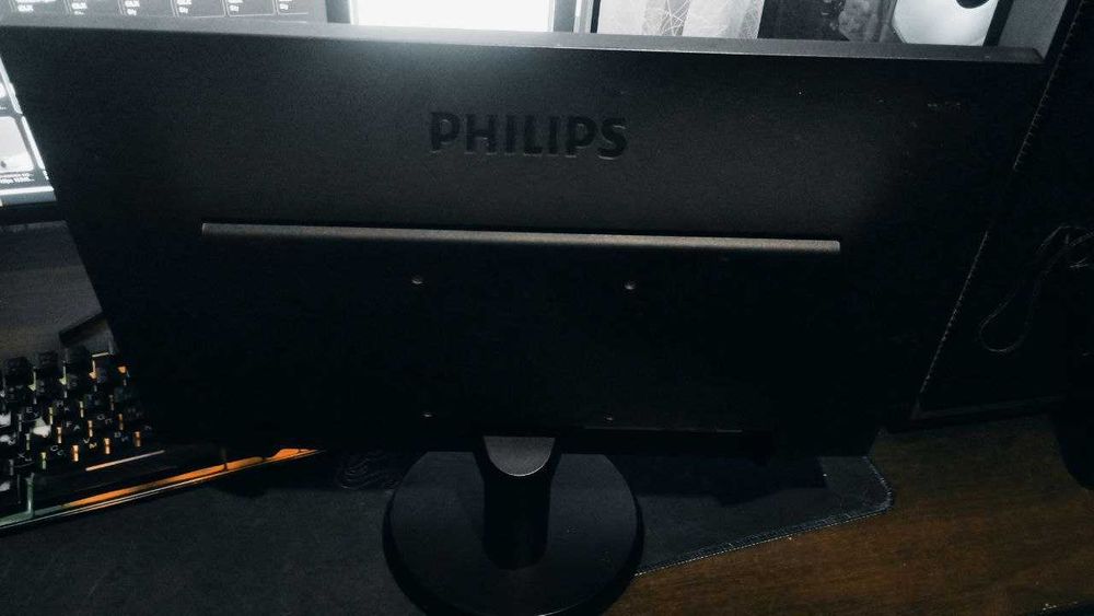 Монітор 18.5" Philips 193V5LSB2/10 Black