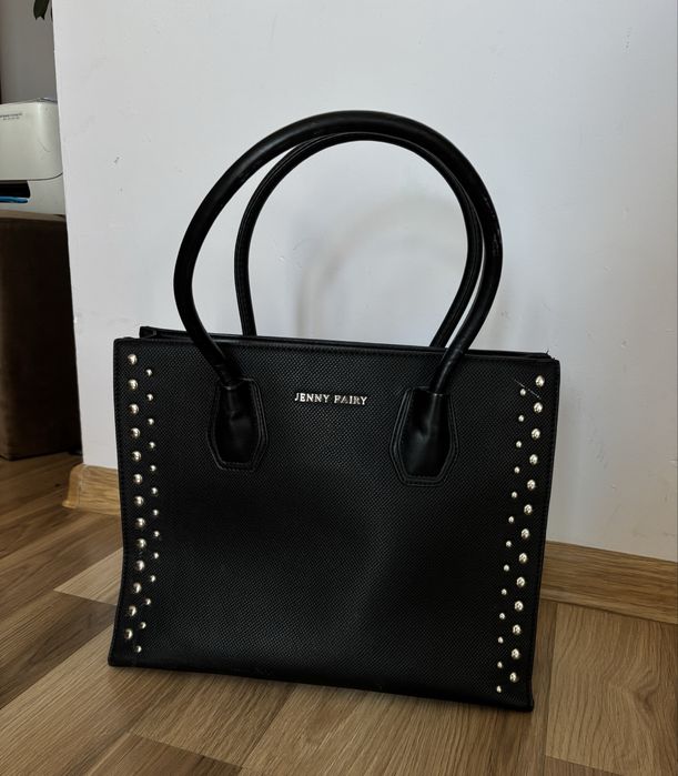 Czarna torebka z ćwiekami