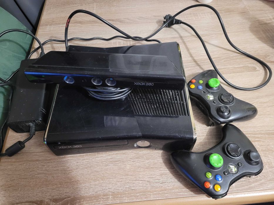 XBOX 360 z dwoma padami