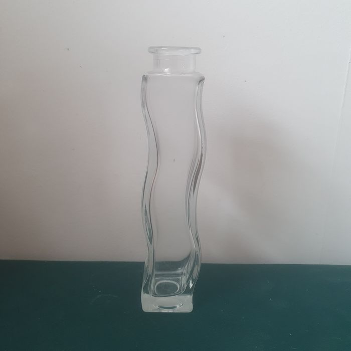 Szklany wazonik fala