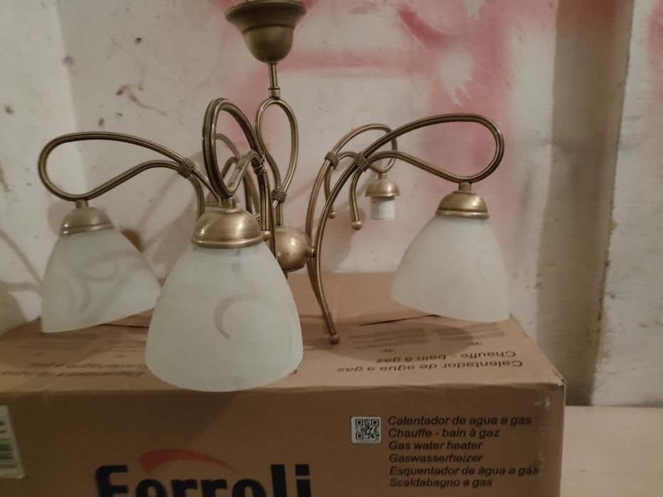 Sprzedam żyrandol na 5 żarówek w kolorze złotym