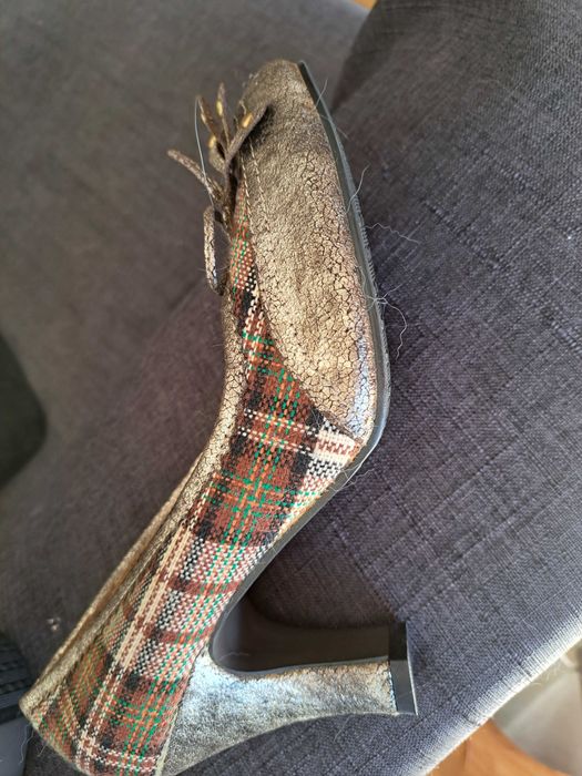 Sapatos quadrados e dourado tamanho 38