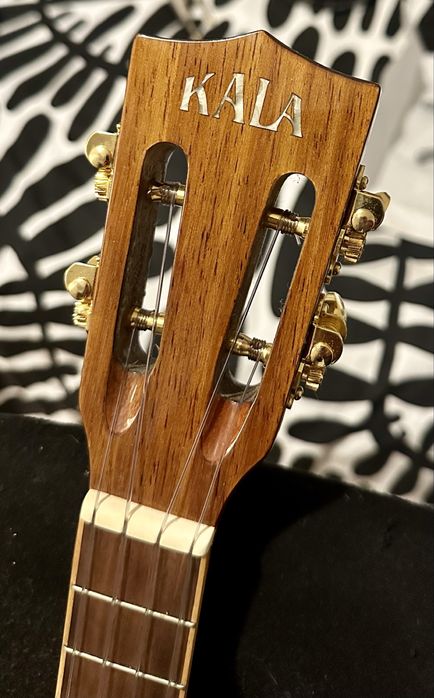 Ukulele Kala Hawaiian Koa Tenor + Mala Kala Sonoma Coast