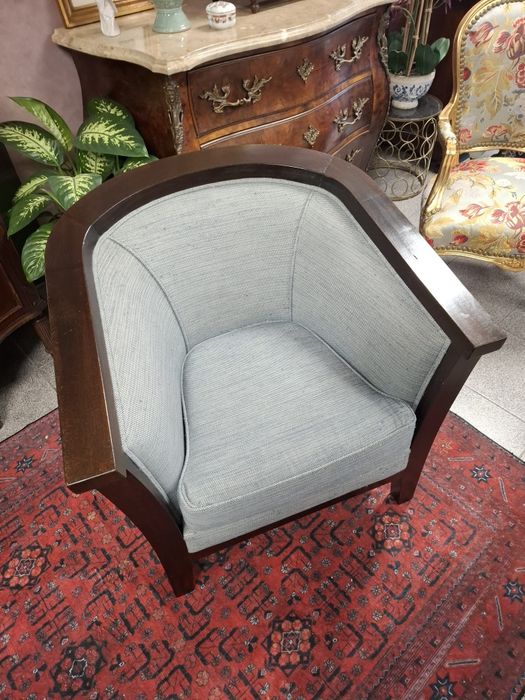 Poltrona contemporânea em madeira maciça.