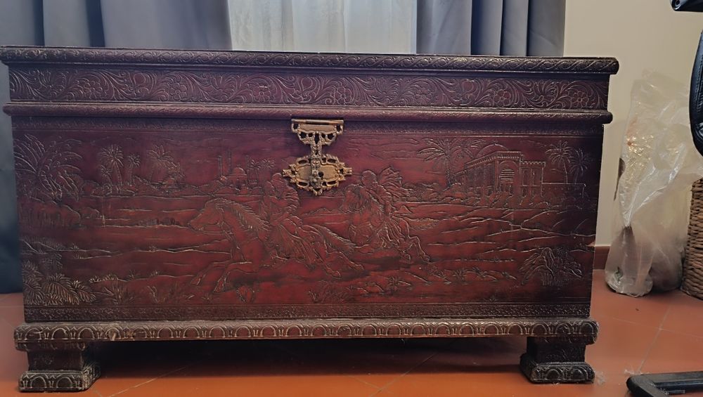 Arca antiga em madeira trabalhada e com serigrafia antiga