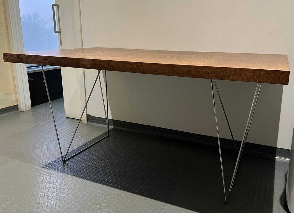 Mesa secretária com pés metálicos estilizados