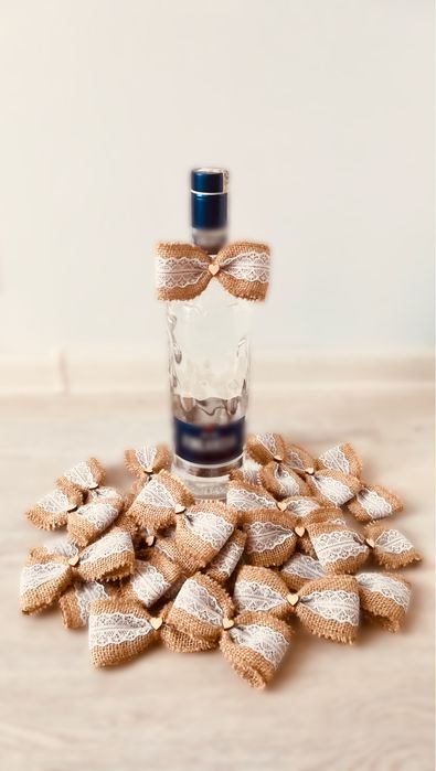 Rustykalne jutowe kokardki na wódkę weselną