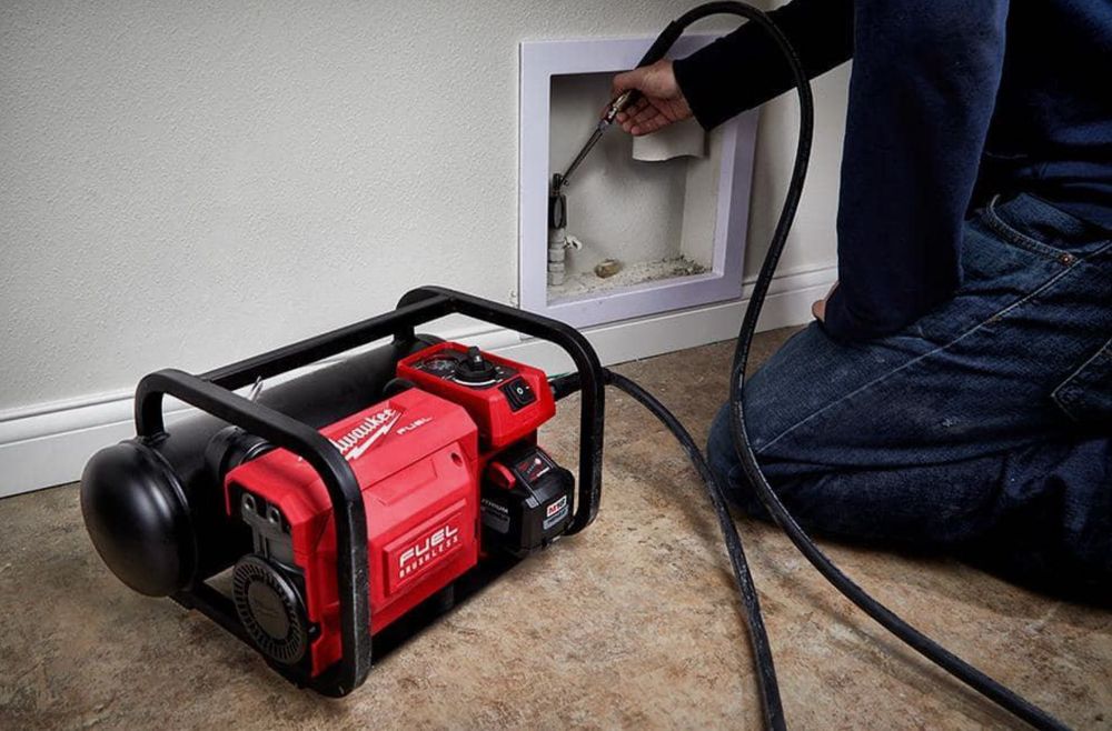 Компактний акумуляторний компресор MILWAUKEE 2840-20 M18 FUEL FAC-0