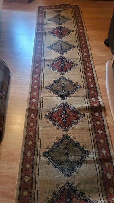 2 tapetes mais 2 tapetes ormus estado muito bom tem 1,60 por 0,90 de