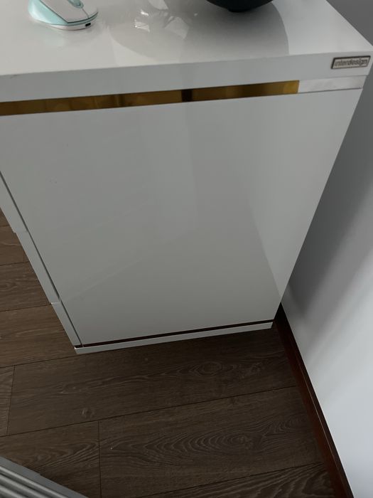 Aparador branco e dourado interdesign