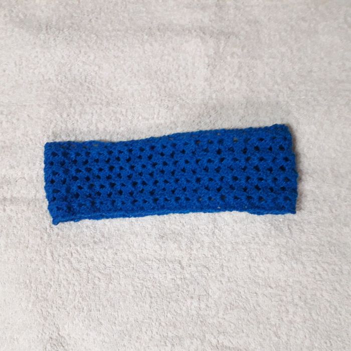 Nowa niebieska opaska na głowę robiona na szydełku