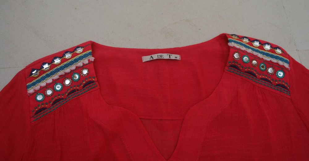 Túnica com aplicações nos ombros