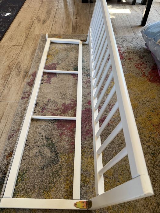 Barierka zapiezpieczajaca do łóżka dla dzieci biała