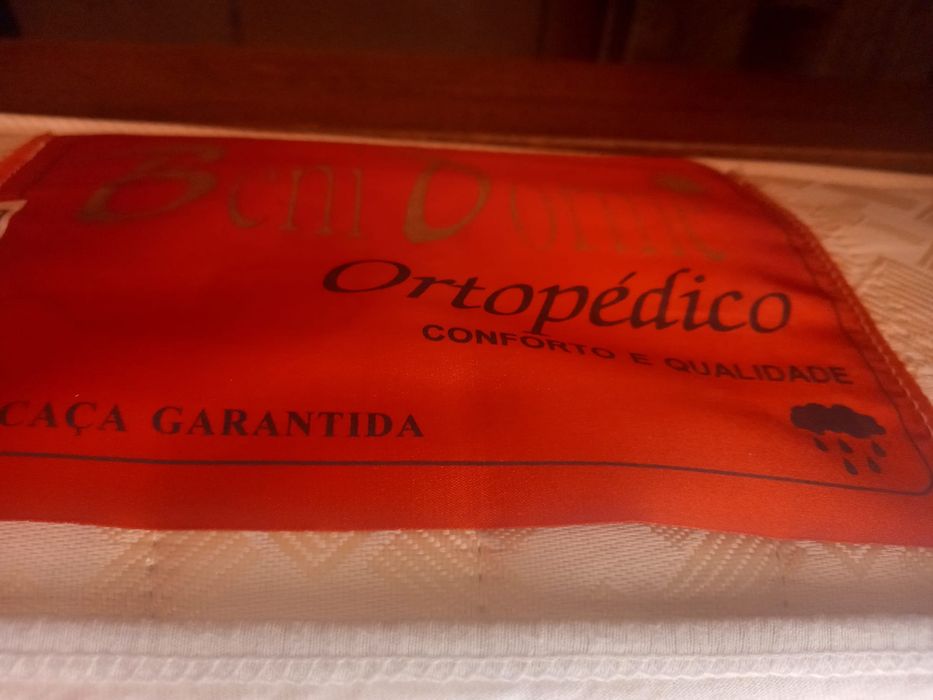 Cama de solteiro em madeira