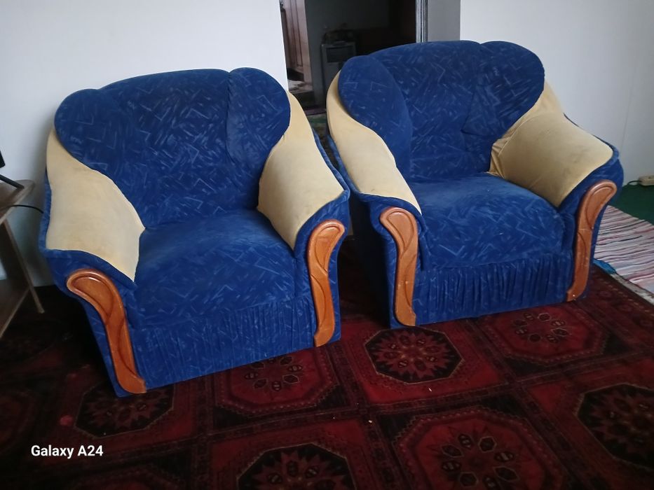 Два крісла  в гарному стані.