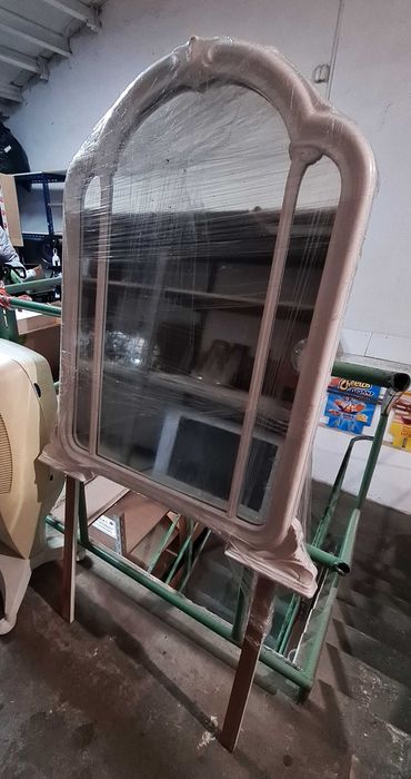 Duże, białe, eleganckie lustro w ozdobnej ramie