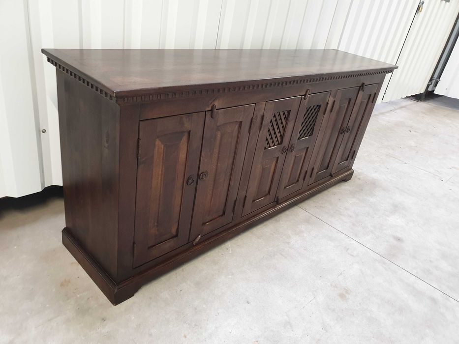 Masywna komoda kolonialna wykonana z litego palisandru indyjskiego.