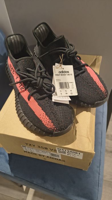 yeezy 350 v2 red stripe