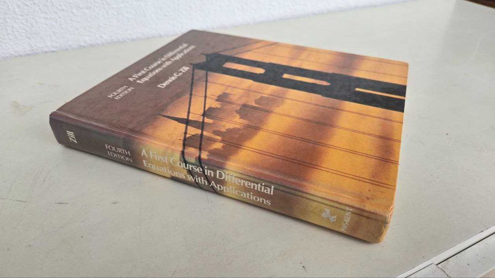 Livro universitário, matemática equações diferenciais, Dennis Zill