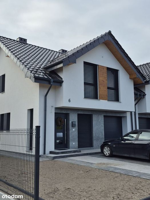 Kępa - Nowoczesny dom jednorodzinny w zabudowie szeregowej 141 m²