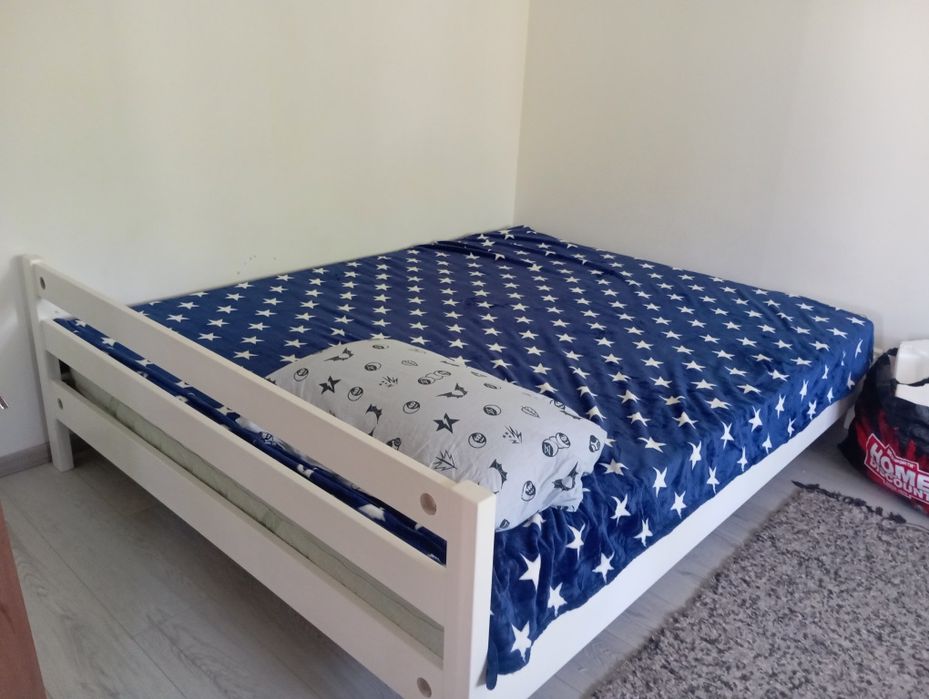 Двох спальне ліжко