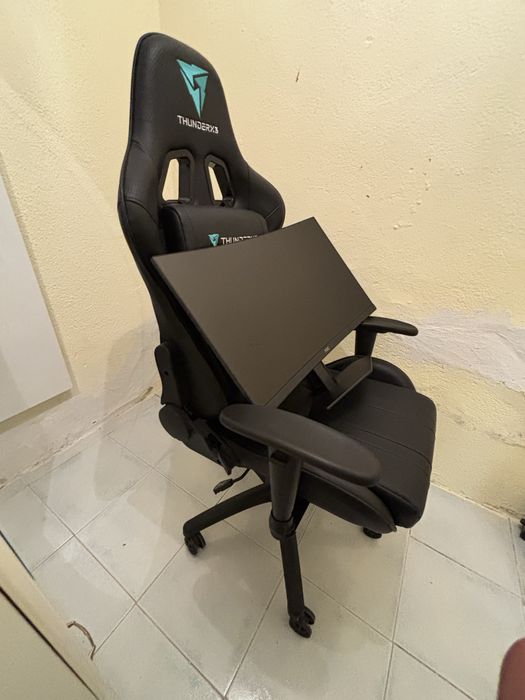 Monitor gamer junto com cadeira gamer estado praticamente novo