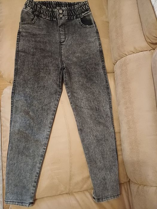Джинсы тёртые для девочки.