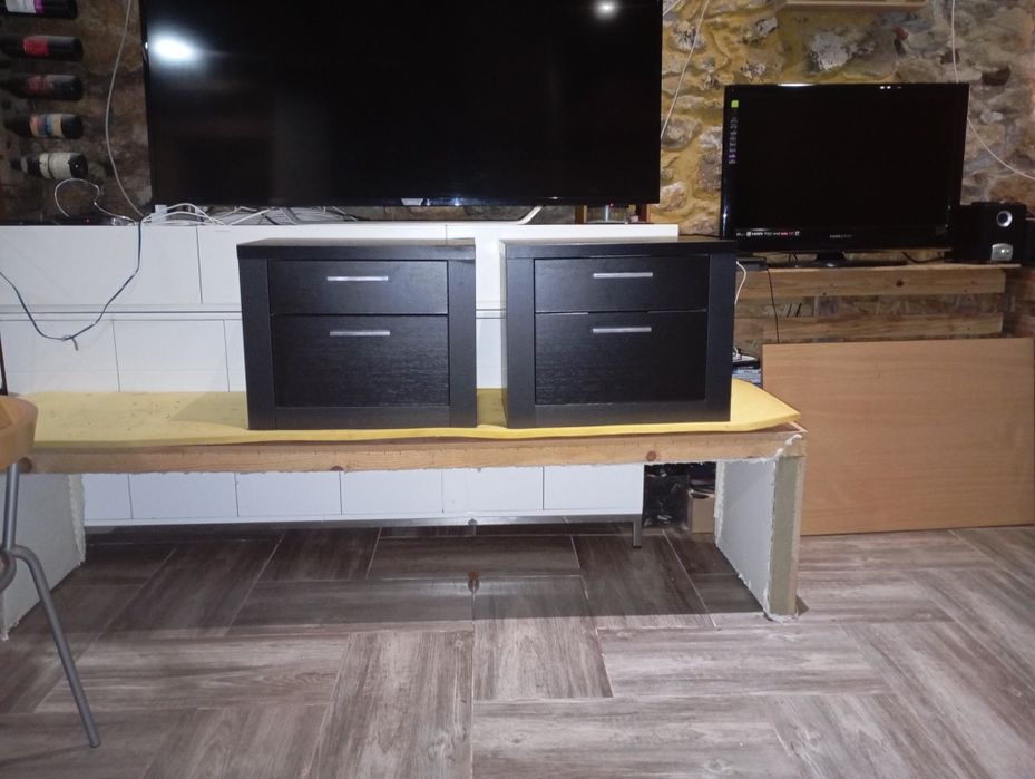 Uma mesas de cabeceira.