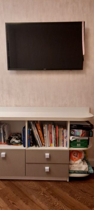 Шкаф та стіл з полицями для дитячої кімнати