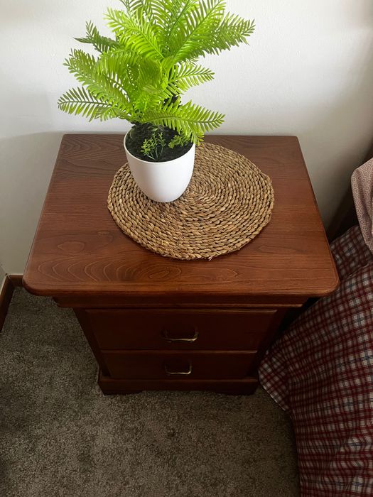 Cama e mesa de cabeceira