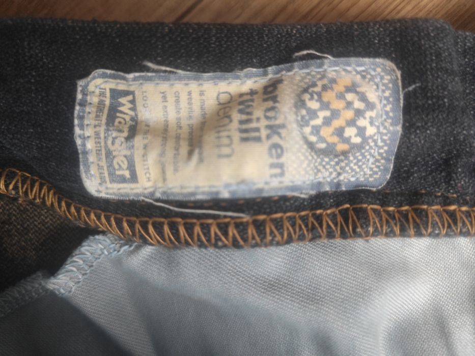 Jeansy Wrangler broken twill