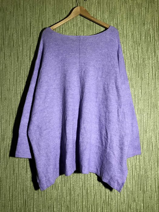 Джемпер оверсайз з V-подібною горловиною на 62-66 розмір