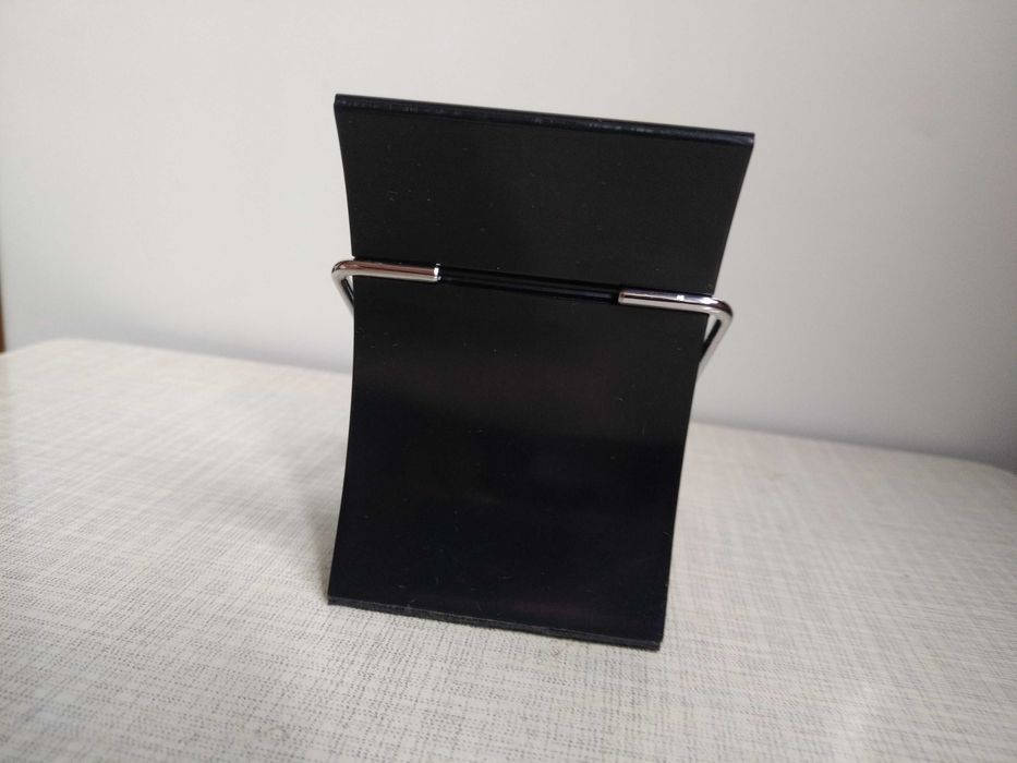 Настольная подставка-держатель для телефона.