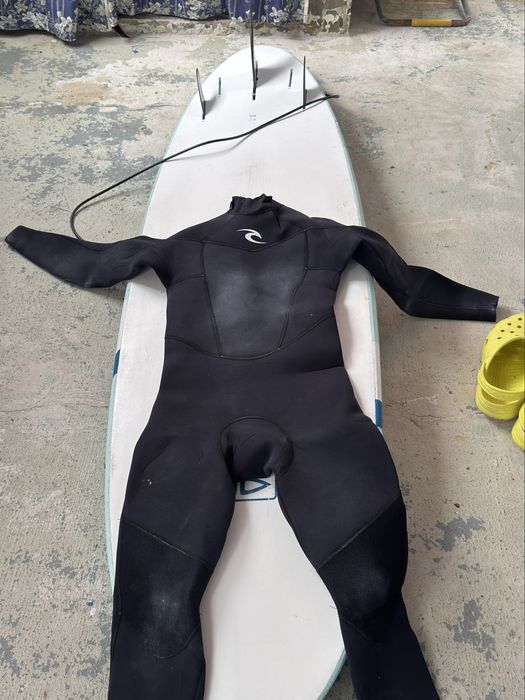 Prancha de surf + leash + wetsuit