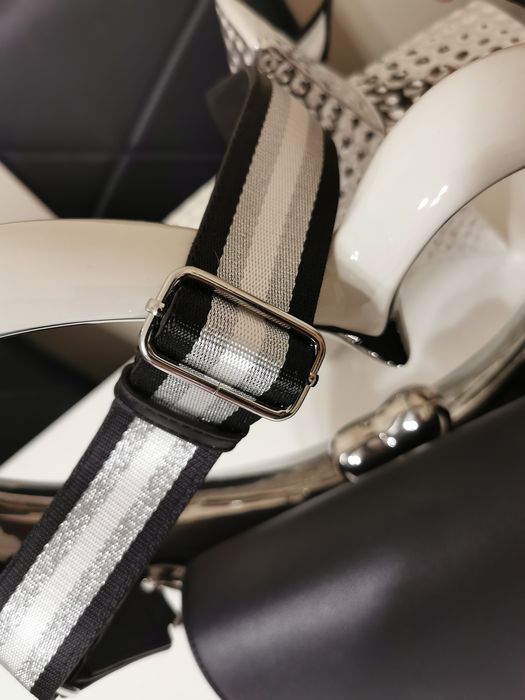 Nowa oryginalna torebka Guess listonoszka czarna Clararie Crossbody Fl