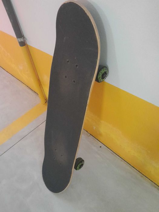 Skate atrativo e brilhante para jovens que gostam de aventura e risco