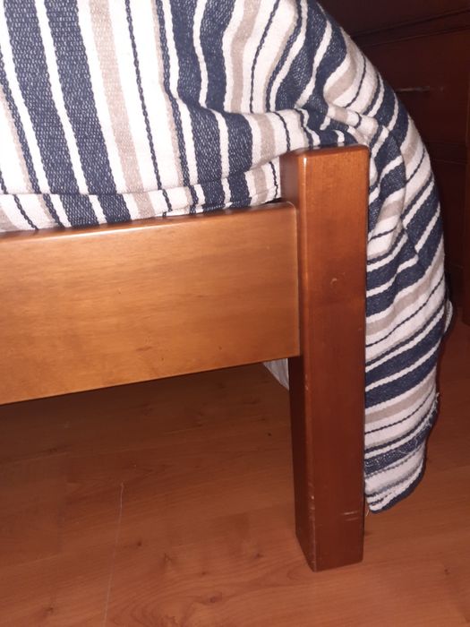 Quarto completo, cama casal  mesas cabeira e cómoda