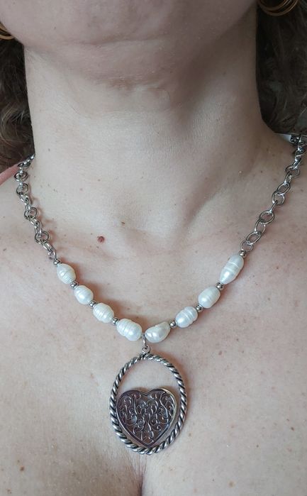 Colar prateado, em aço, com coração e pérolas naturais