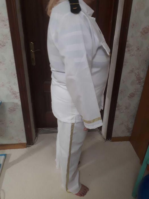 костюм с золотыми пуговицами