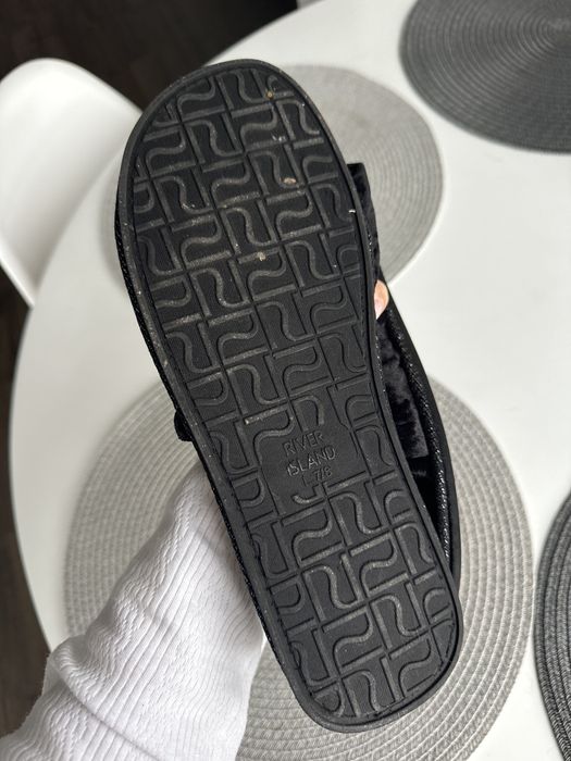 River Island нові капці